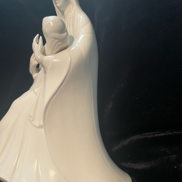 Beautiful Porcelain Seated Madonna with Baby Jesus. 9” high 8.5” at the widest - Picture 11 of 12